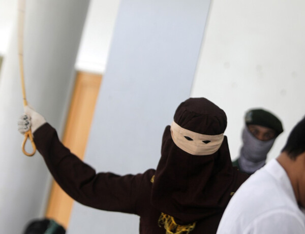 Diario HOY | Tribunal islámico nigeriano impone 10 latigazos a ocho hombres por travestirse