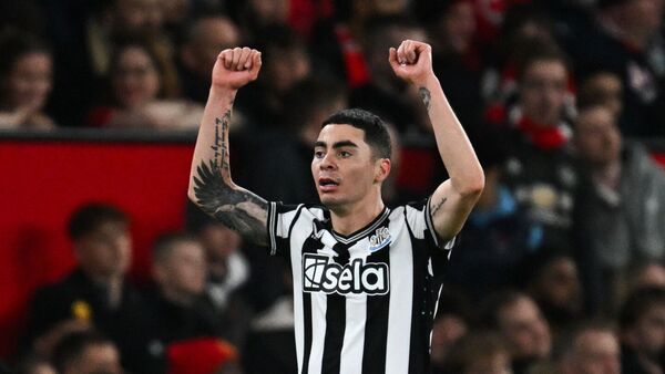 Un inspirado Miguel Almirón abre el camino en goleada sobre el Manchester United