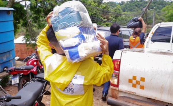 Distribuyen cestas de alimentos a damnificados