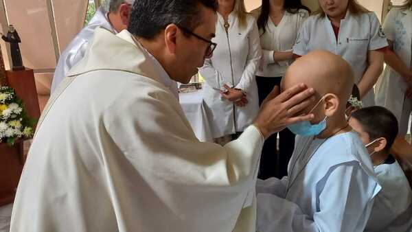 Pacientes oncológicos pediátricos reciben el sacramento de la comunión en IPS