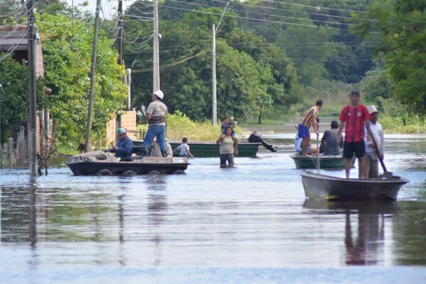 Ayolas bajo el agua: 460 familias evacuadas por inundaciones - ADN Digital