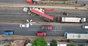La Nación / Camión volcó en el túnel Semidei