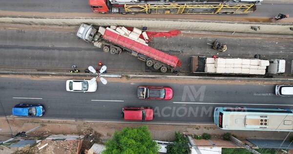 La Nación / Camión volcó en el túnel Semidei