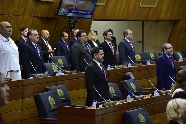 Diputados instan a Santiago Peña a denunciar extorsión de legisladores - Política - ABC Color