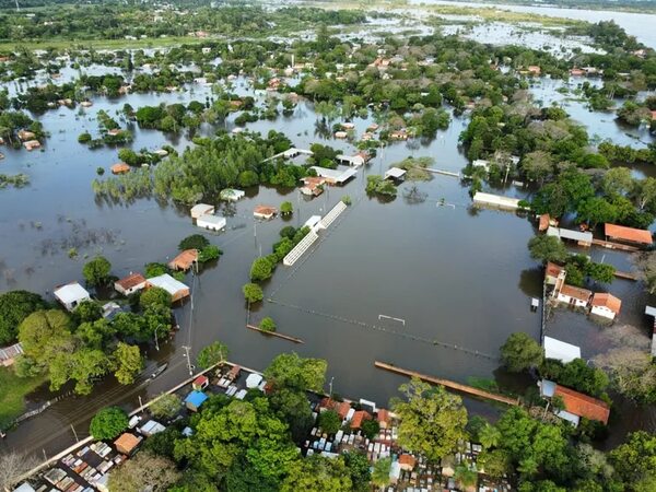Aguas del Paraná inundan gran parte de Ayolas y hoy el nivel llegaría a 6 metros - Nacionales - ABC Color