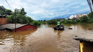 Suman 400 familias damnificadas por la crecida del Paraná en CDE y Franco