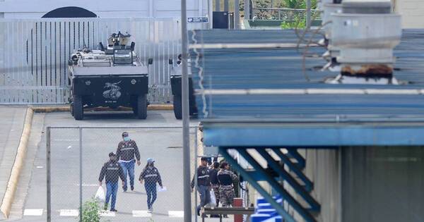 La Nación / Ecuador: reclusos amenazan con retener a guardias si no hay un traslado masivo