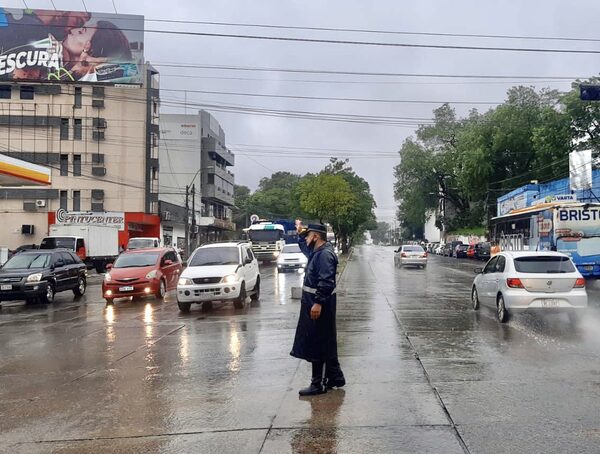 La PMT despliega un operativo especial por la lluvia en Asunción · Radio Monumental 1080 AM