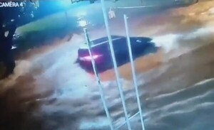 Dos personas desaparecidas, luego de que un vehículo fuera arrastrado por raudal - Unicanal