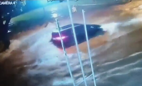 Dos personas desaparecidas, luego de que un vehículo fuera arrastrado por raudal - Unicanal