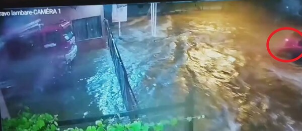 Raudal arrastró hasta el arroyo Lambaré a un vehículo con dos personas dentro - trece