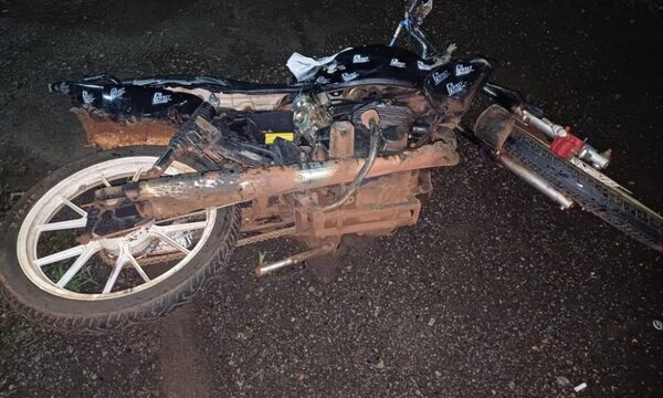 Rozan motocicleta y provocan caída de ocupantes