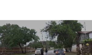 Vehículo fue llevado por el raudal y militares que iban dentro están desaparecidos