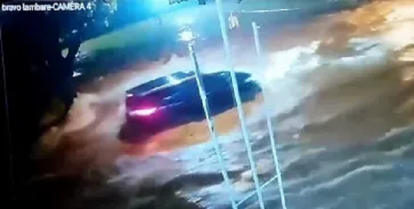 Camioneta fue arrastrada por raudal y hay dos desaparecidos - Noticiero Paraguay