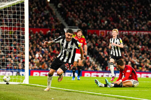 Versus / Con Almirón como gran figura, Newcastle volvió a ganar en Old Trafford muchos años después