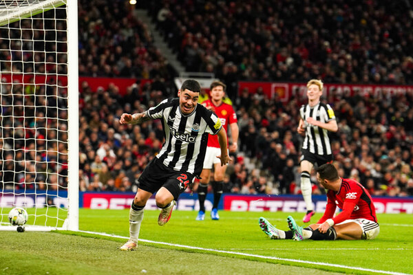Versus / Con Almirón como gran figura, Newcastle volvió a ganar en Old Trafford muchos años después