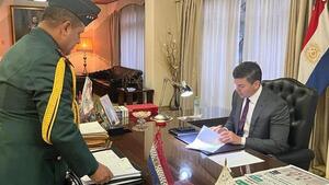 Santiago Peña realiza actividades castrenses en el Comando en Jefe - .::Agencia IP::.