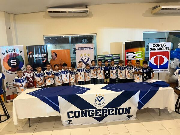 Salonismo: Entrega de indumentaria a los jugadores de la V Azulada C9