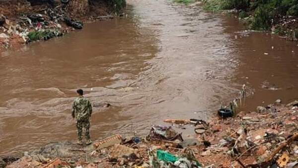 Armada realiza intensa búsqueda de militares arrastrados por el raudal en Lambaré