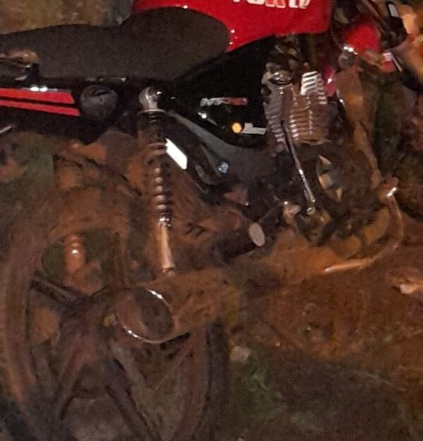 Choque de motocicletas deja dos lesionados