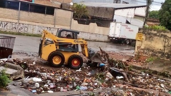 Basural en la calle tapona desagües y recrudece problema de raudales en Asunción y Central