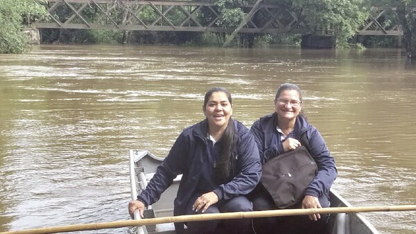 Profe cambió su moto por una canoa para llegar a la escuela