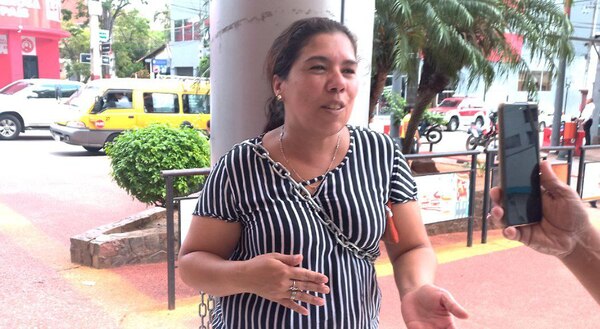 Funcionaria se encadena por arbitraria descontratación - San Lorenzo Hoy
