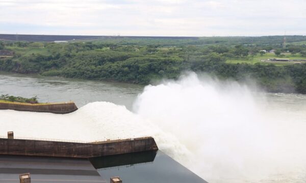 Por tercera vez en el año el vertedero de ITAIPU abre sus compuertas