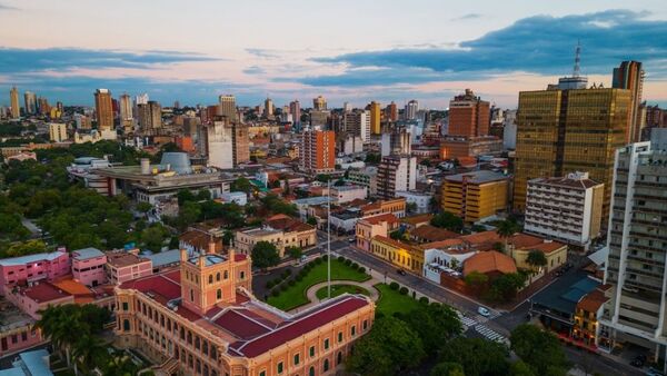 Fitch mantiene nota de Paraguay en BB+ con tendencia estable, pero advierte desafios en credibilidad de la consolidación fiscal - MarketData