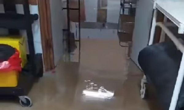 Sala de partos del Hospital Regional de Coronel Oviedo quedó bajo agua