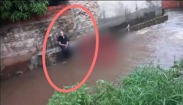 ¡Ma'ena! Abuelito quedó atrapado en medio del raudal