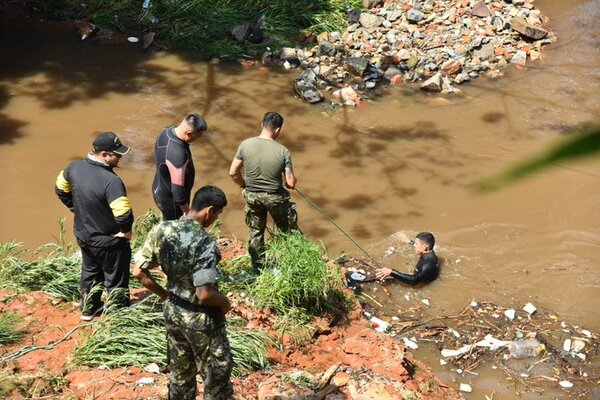 Buzos de la Armada encuentran posibles restos de vehículo de militares desaparecidos