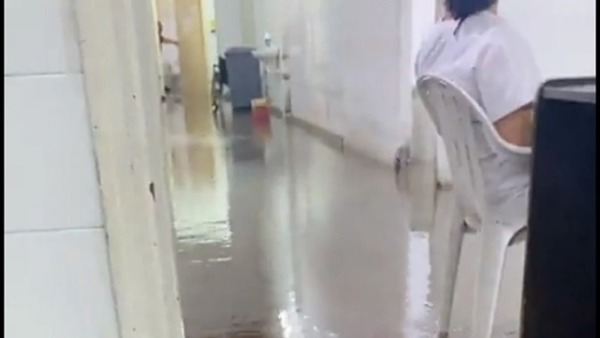 Lluvia intensa inunda pabellón del Hospital de Lambaré