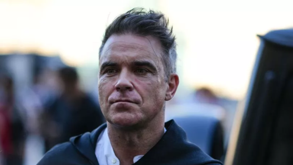 Robbie Williams asegura estar “hecho polvo” tras varios años de exceso