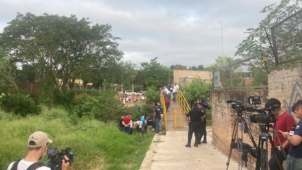 Baranda en calle que acaba en Arroyo Lambaré fue arrastrada por aguas | 1000 Noticias