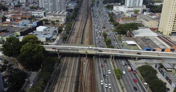 La Nación / Banco Central de Brasil recorta tasa de referencia 0,5 puntos