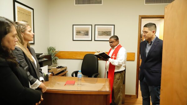 Senador mandó exorcizar su oficina para espantar "espíritus y mala onda"