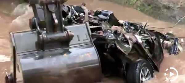 Intenso trabajo para retirar camioneta de militares del cauce del arroyo