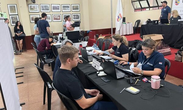 Migrantes extranjeros aprovechan jornada de regularización en CDE