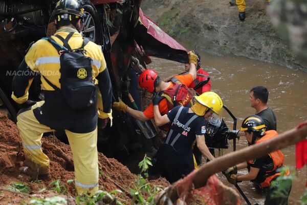 Diario HOY | Logran sacar camioneta del arroyo y verifican habitáculo