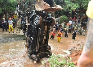 Lambaré: retiran camioneta del arroyo donde se encontraron documentos de militares · Radio Monumental 1080 AM