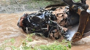 Sacan camioneta en que viajaban militares