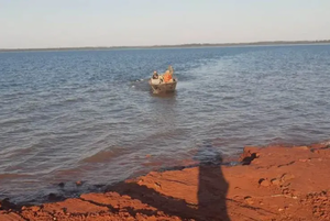 Pescador desaparece en el lago de Itaipú tras volcar su canoa - Noticiero Paraguay