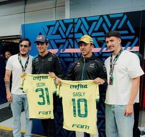 Versus / Gustavo Gómez regaló camisetas a los pilotos de la escudería Alpine de Formula 1