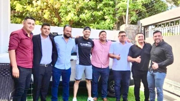 Seccionalero, desempleado por fotografiarse con Cucho