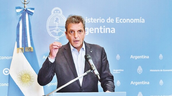 Gobierno argentino posterga suba de impuesto a las naftas