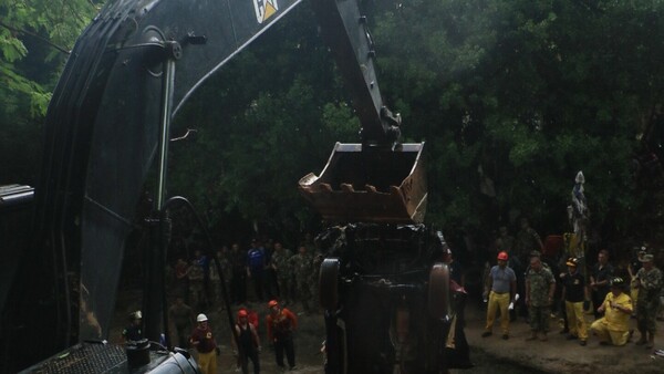 Sacaron camioneta del agua, en tanto que militares siguen desaparecidos