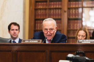 El l铆der dem贸crata del Senado de EEUU, Chuck Schumer pide analizar las compras de Chevron y ExxonMobil - Revista PLUS