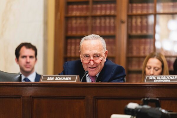 El l铆der dem贸crata del Senado de EEUU, Chuck Schumer pide analizar las compras de Chevron y ExxonMobil - Revista PLUS