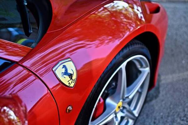 Ferrari logra r茅cord de ingresos y eleva su beneficio un 46% en el tercer trimestre de 2023 - Revista PLUS